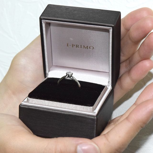 【アイプリモ(I-PRIMO)の口コミ】 指輪を横から見た時にもダイヤが埋め込まれていて、どの角度から見ても可…