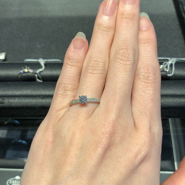 【エクセルコダイヤモンド(EXELCO DIAMOND)の口コミ】 パヴェタイプの華やかさとミル打ちの繊細さをあわせ持ったリングだと思い…
