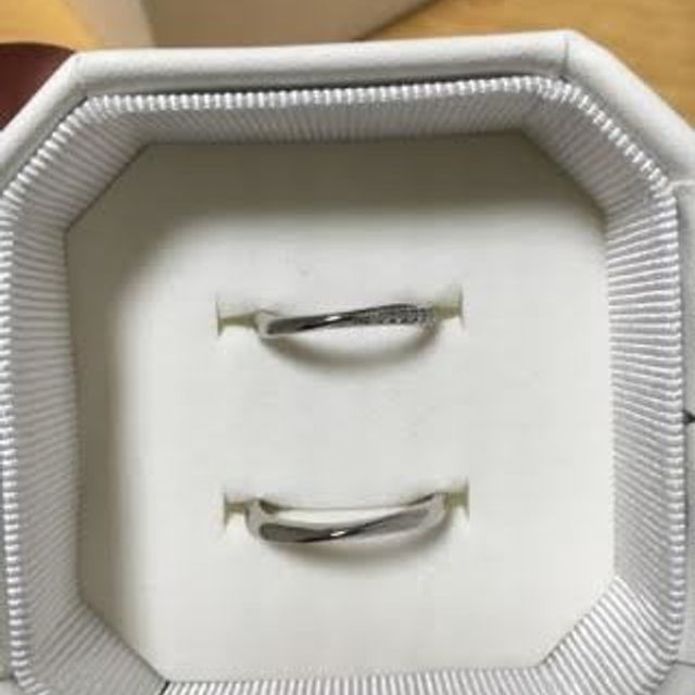 【4℃ BRIDAL(ヨンドシーブライダル)の口コミ】 婚約指輪も4℃で購入したため、婚約指輪と一緒につけても違和感がなく、あ…