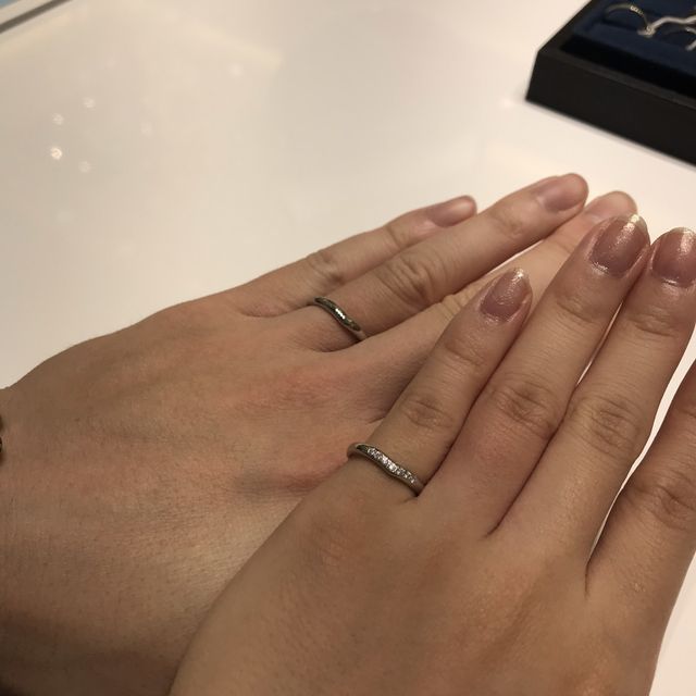 【4℃ BRIDAL(ヨンドシーブライダル)の口コミ】 指を長く見せてくれるV字ラインと左右対象なデザインを探していたところ、…