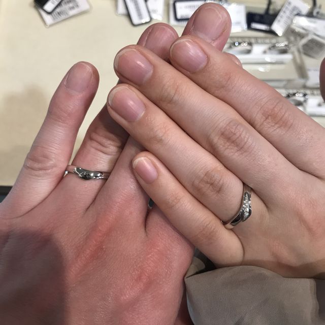 【俄(にわか)の口コミ】 指輪はどれも特殊な形をしていて、色々な形をした指輪を見たり試着したり…