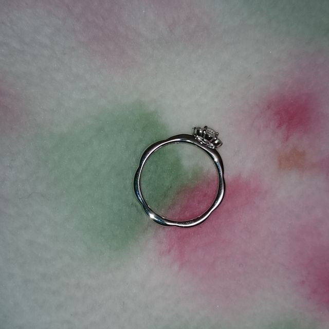 【サマンサティアラブライダル(Samantha Tiara Bridal)の口コミ】 いわゆる婚約指輪というダイヤが一粒ボンっとついているタイプは嫌だと思…