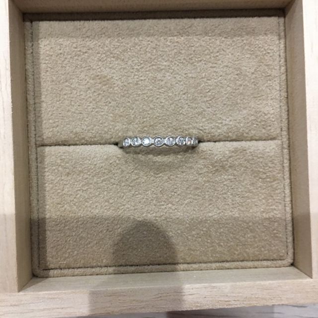 【YUKA HOJO(ユカホウジョウ)の口コミ】 結婚指輪を上記メーカで購入することを決め、その結婚指輪に重ね付けでき…