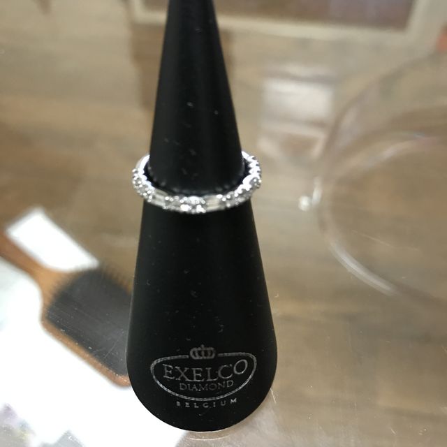 【エクセルコダイヤモンド(EXELCO DIAMOND)の口コミ】 デザインの希望として、ダイヤがバケットカットのものを探していました。
…