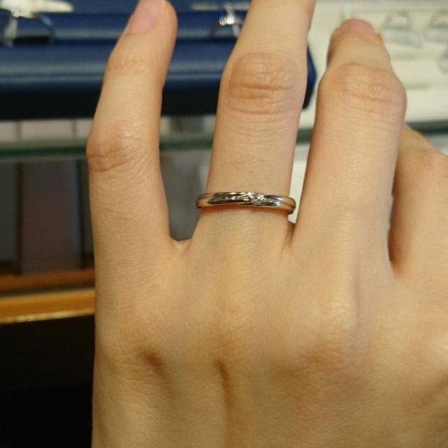 【銀座ダイヤモンドシライシの口コミ】 指輪の素材はプラチナだったと思います。デザインは少しひねりが入ってお…