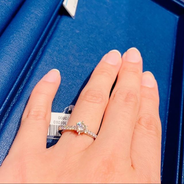 【銀座ダイヤモンドシライシの口コミ】 最初はブーケのデザインに憧れてたのですが、試着させてもらう中でステキ…