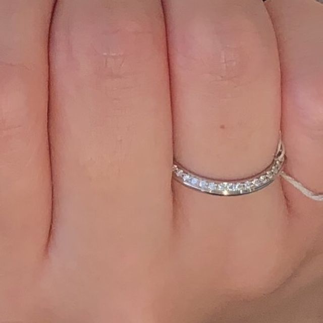 【アイプリモ(I-PRIMO)の口コミ】 メレダイヤが片側だけデザインされているので仕事中は自分側にはめると相…