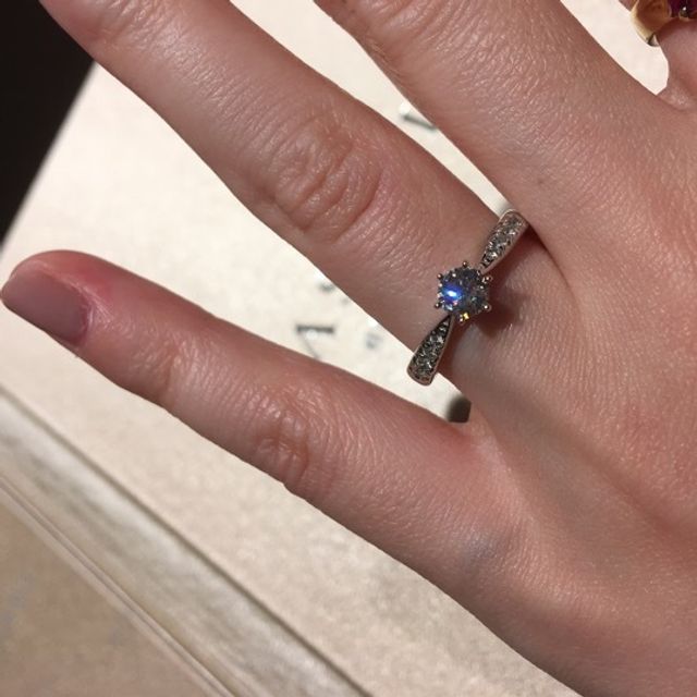 【TASAKI(タサキ)の口コミ】 瑞々しいセンターダイヤに、アームにもメレダイヤ付きの華やかなデザイン…