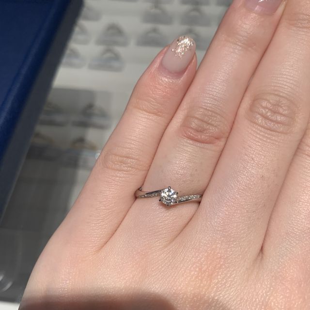 【銀座ダイヤモンドシライシの口コミ】 一粒のダイヤモンドと、サイドのダイヤモンドが可愛いデザインでした。ダ…