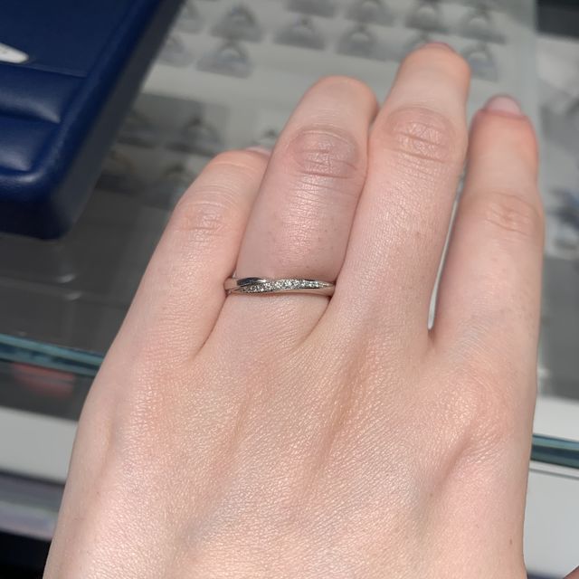 【銀座ダイヤモンドシライシの口コミ】 斜めにダイヤモンドが入ったデザインが気に入りました。派手な印象はない…