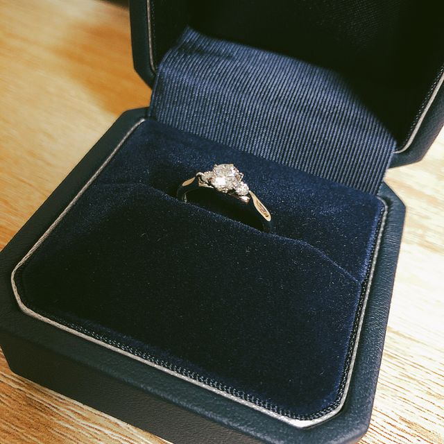 【銀座ダイヤモンドシライシの口コミ】 決め手はメレダイヤが付いていることと、ダイヤに向かってリングが細くな…