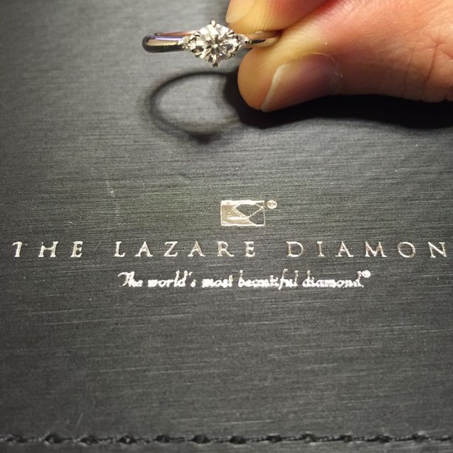 【ラザール ダイヤモンド(LAZARE DIAMOND)の口コミ】 ダイアモンドの輝きが他のブランドと比べて段違いに綺麗でした。
真っ暗な…