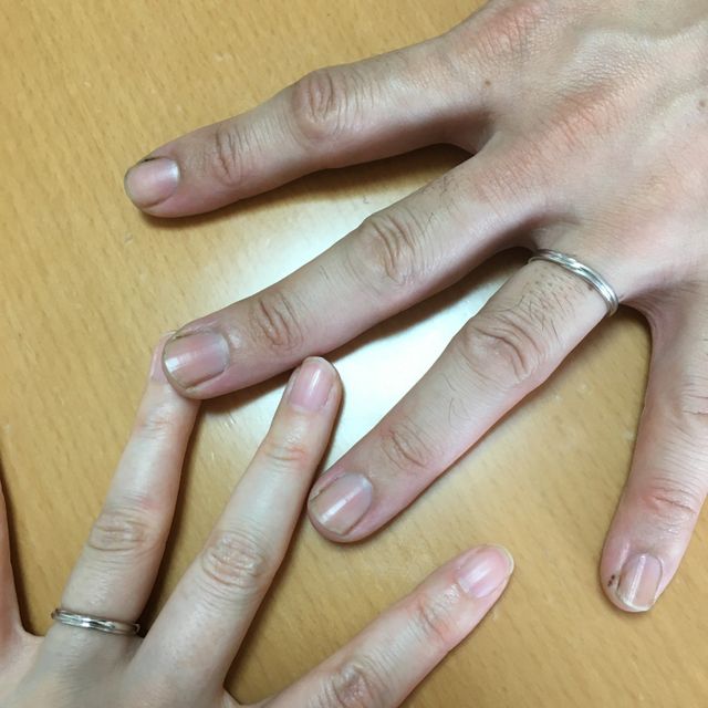 【銀座ダイヤモンドシライシの口コミ】 シンプルだけどデザイン性があり、2人で手を取り合っているイメージコンセ…