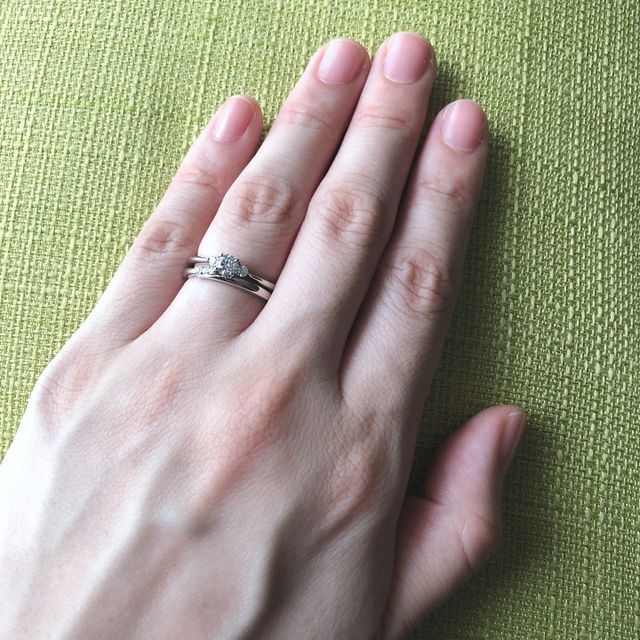 【ラザール ダイヤモンド(LAZARE DIAMOND)の口コミ】 指輪を選ぶ際、
・婚約指輪と結婚指輪は重ね付けできるデザイン
・太い指…