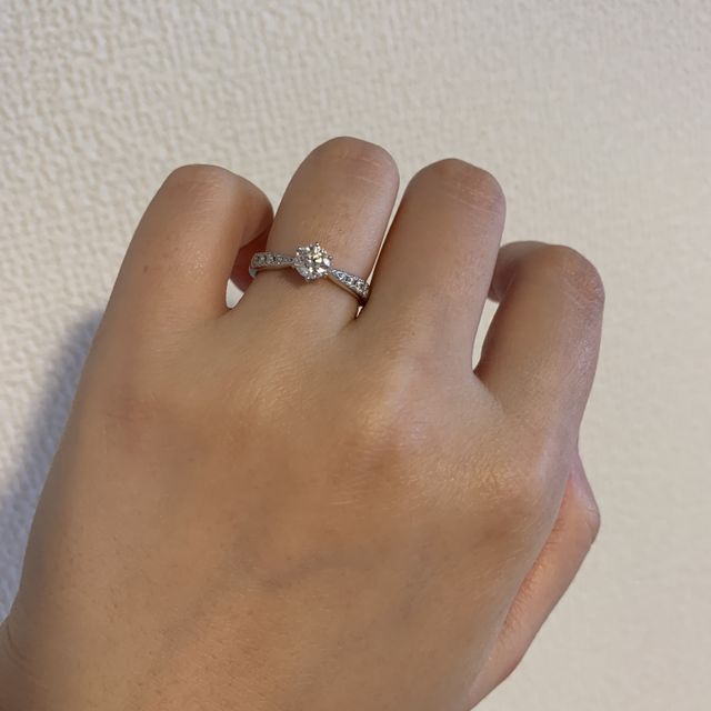 【TASAKI(タサキ)の口コミ】 アームが絞ってあるので、指がすっきりして見えるのと、センターのダイア…