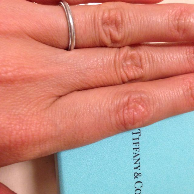 【ティファニー(Tiffany & Co.)の口コミ】 シンプルな物が欲しかったのと、ティファニーで購入した婚約指輪と重ねづ…