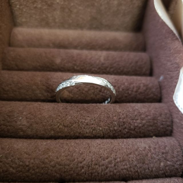 【ラザール ダイヤモンド(LAZARE DIAMOND)の口コミ】 婚約指輪と一緒につけるのを鑑みて同じブランドにしました。
シンプルな指…