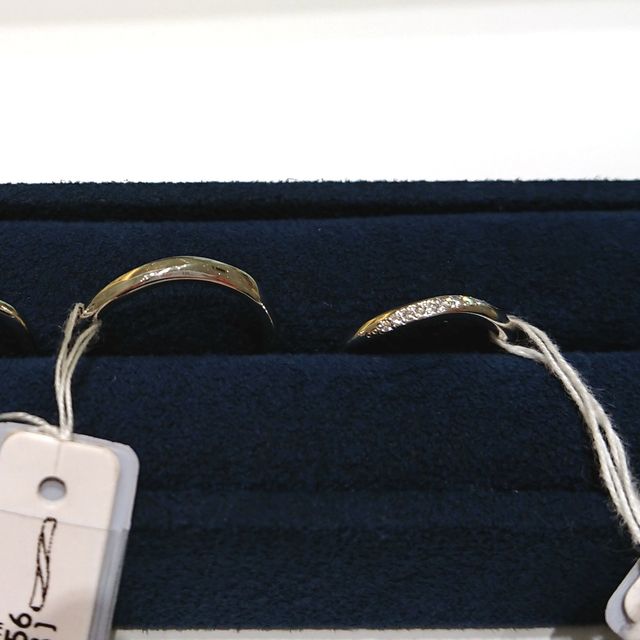 【4℃ BRIDAL(ヨンドシーブライダル)の口コミ】 ウエーブラインが綺麗で、指が綺麗に見える。
もう１つこれに似た結婚指輪…