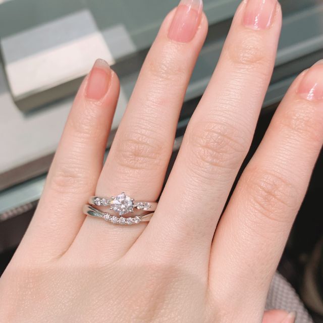 【アイプリモ(I-PRIMO)の口コミ】 婚約指輪は華やかさが欲しくて、メレがパヴェを希望していました。
私は手…