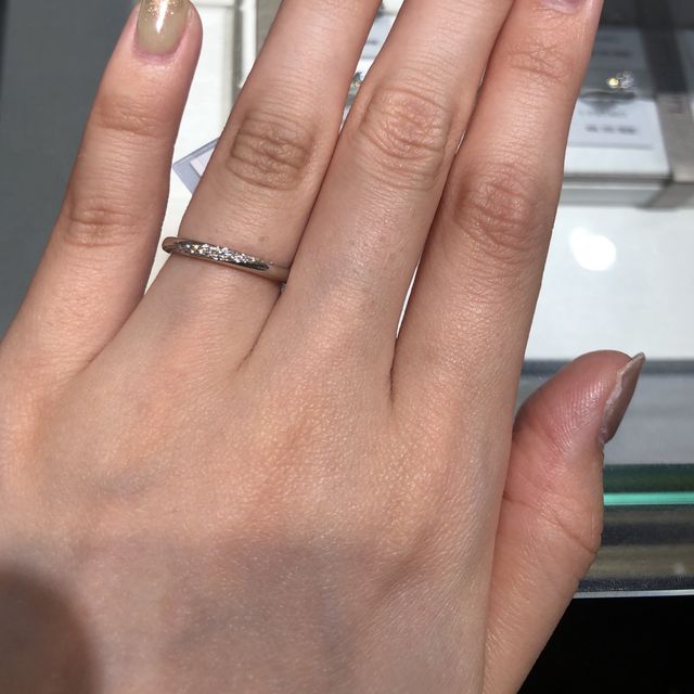 【アイプリモ(I-PRIMO)の口コミ】 指輪はストレートなので着けやすいですが、ダイヤが入っている部分が斜め…