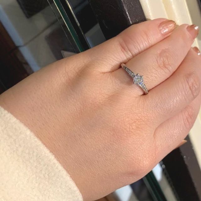 【アイプリモ(I-PRIMO)の口コミ】 ダイヤモンドが上品な輝きで綺麗ですし、優美な印象のウェーブラインも気…