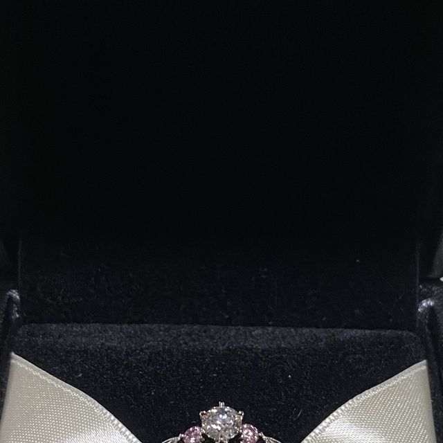 【エクセルコダイヤモンド(EXELCO DIAMOND)の口コミ】 決めてはデザインです。王冠のモチーフに惹かれて一目惚れでした！また、…