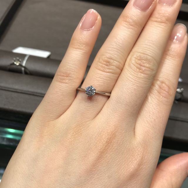 【アイプリモ(I-PRIMO)の口コミ】 とてもシンプルな一粒ダイヤモンドの指輪。細身であるため、手がとても小…
