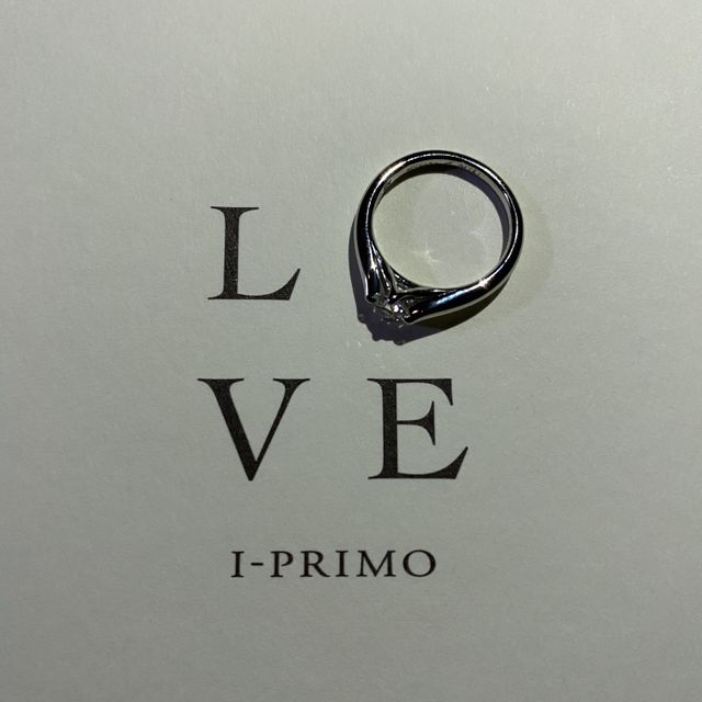 【アイプリモ(I-PRIMO)の口コミ】 デザインに惚れました。
婚約指輪らしいデザインで、ダイヤが強調されてい…