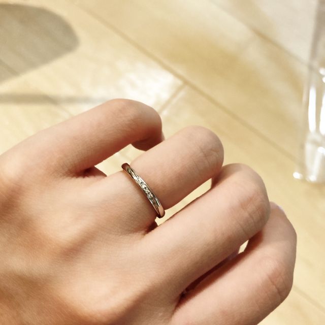 【銀座ダイヤモンドシライシの口コミ】 指に通した瞬間直感でこれだと思いました。
他の指輪屋さんも何店舗か見に…