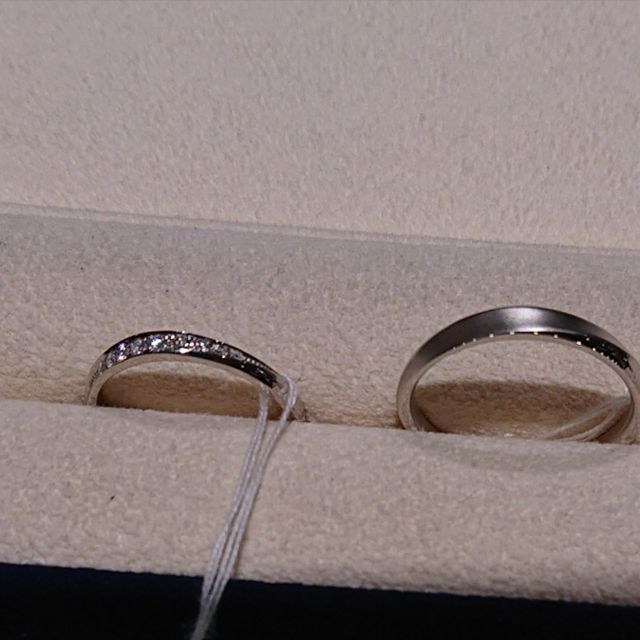 【ヴァンドーム青山(VENDOME AOYAMA)の口コミ】 女性用は、ストレートのリングにメレダイヤが斜めに流れるように着いてお…