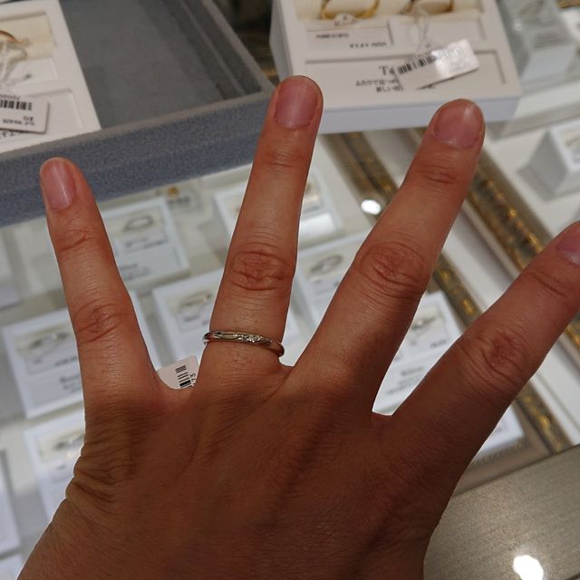 【ケイウノ ブライダル(K.UNO BRIDAL)の口コミ】 リングの中心にメレダイヤが着いており、さりげなくダイヤが輝いているの…