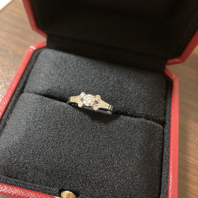 【カルティエ(Cartier)の口コミ】 真ん中ダイヤのサイドに4つの小さなダイヤが付いているので、真ん中のダイ…