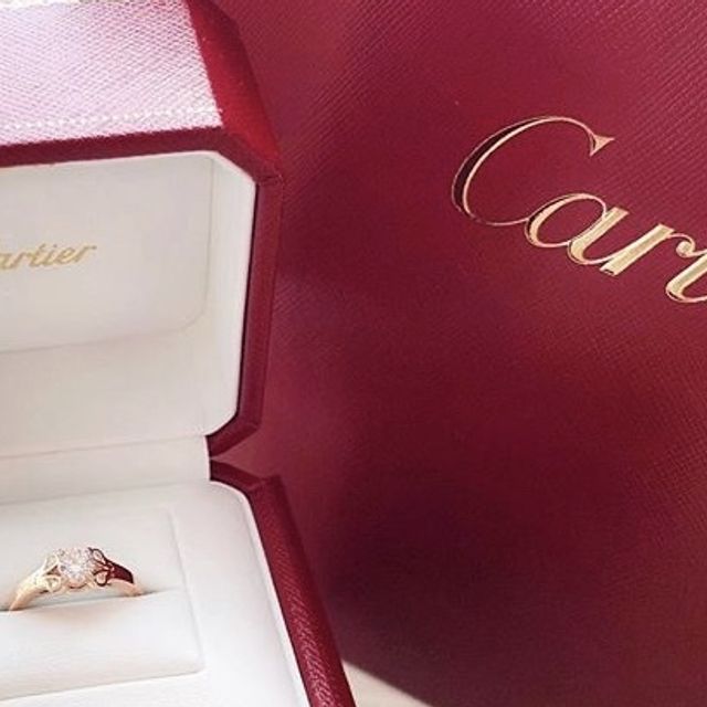 【カルティエ(Cartier)の口コミ】 やはり女子の憧れ！
赤い箱に入ったキラキラの指輪を、
パカっとされるの…