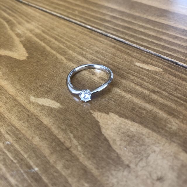 【4℃ BRIDAL(ヨンドシーブライダル)の口コミ】 リングが少しカーブしており、一般的なものよりデザイン性を重視して購入…