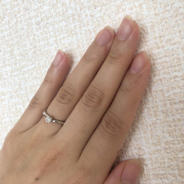 【4℃ BRIDAL(ヨンドシーブライダル)の口コミ】 リングが少しカーブしており、一般的なものよりデザイン性を重視して購入…