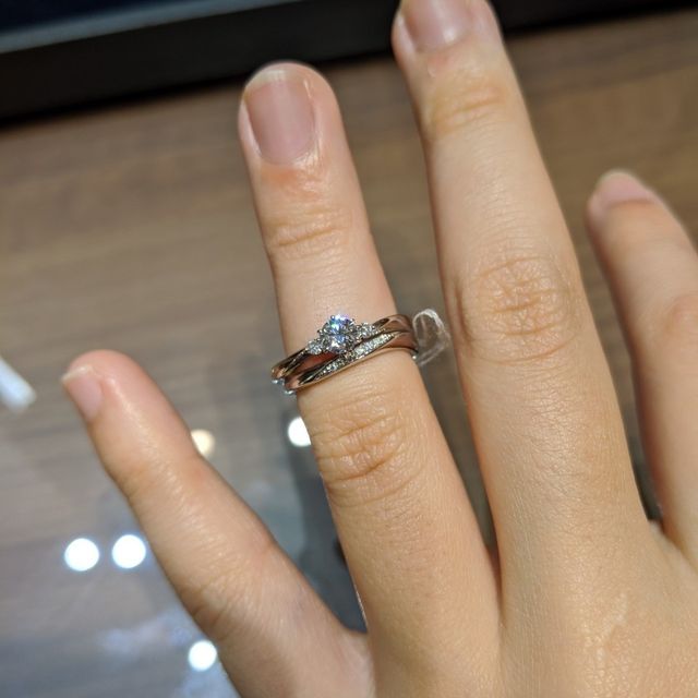 【4℃ BRIDAL(ヨンドシーブライダル)の口コミ】 光に当たるとキラキラします。4℃のウェーブは緩やかで全体的にウェーブが…