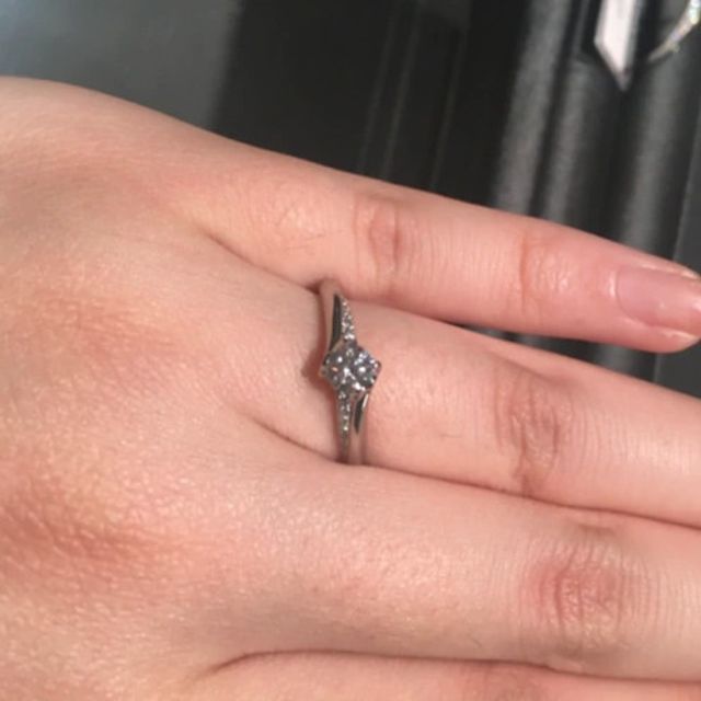 【エクセルコダイヤモンド(EXELCO DIAMOND)の口コミ】 特徴的なデザインでありセンターの大きなダイヤモンドの下をメレダイヤの…