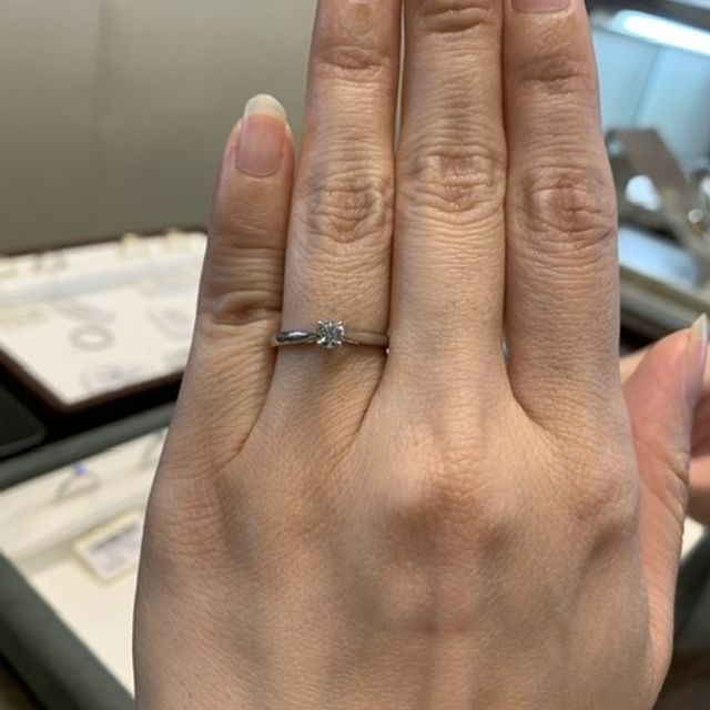 【ラザール ダイヤモンド【取扱店販売】の口コミ】 上から見るとわからないのですが、横から見ると爪部分から伸びた部分が丸…