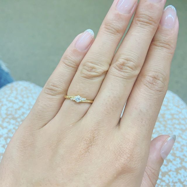 【KATATi(カタチ)の口コミ】 婚約指輪と結婚指輪を重ねて付けたかったので、婚約指輪のダイヤモンドは…