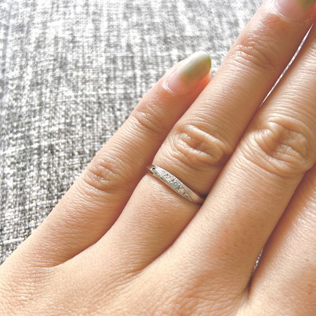 【SWEET BLUE DIAMOND(スウィートブルーダイヤモンド)の口コミ】 人と被らないような指輪を探していました。
その時、このブルーダイヤモン…