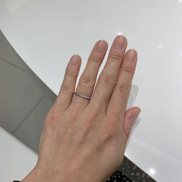 【4℃ BRIDAL(ヨンドシーブライダル)の口コミ】 女性用の指輪は斜めに緩やかにウェーブしていて、指輪自体が細く華奢な作…