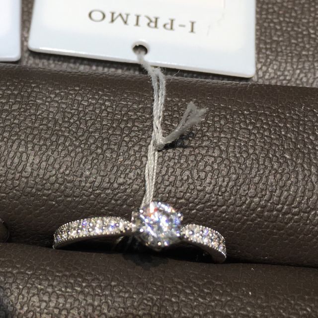 【アイプリモ(I-PRIMO)の口コミ】 メインストーンの横に小さなメレダイヤが付いており、ミル打ち加工もされ…