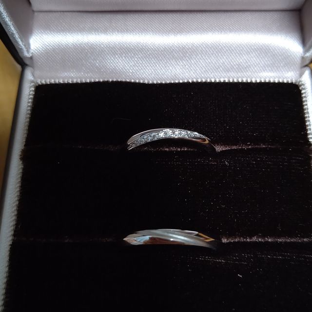 【アイプリモ(I-PRIMO)の口コミ】 婚約指輪とのデザインのマッチングを考えると、同じシリーズのストレート…
