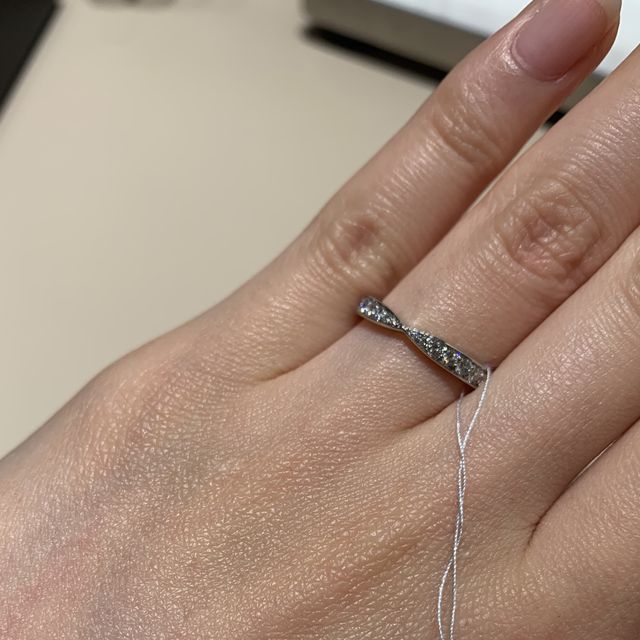 【ティファニー(Tiffany & Co.)の口コミ】 指輪自体がそんなにゴツゴツしてないので細長いの指にはピッタリで似合う…