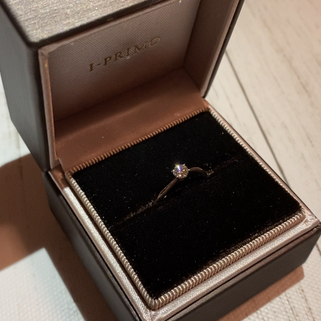 【アイプリモ(I-PRIMO)の口コミ】 パートナーの女性の手が小さく細い指なので、シンプルで華奢なデザインを…