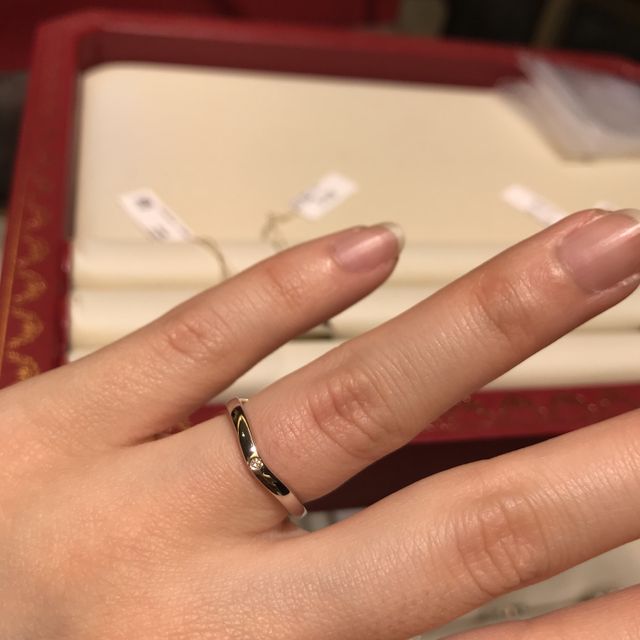 【カルティエ(Cartier)の口コミ】 真っ直ぐではなく、カーブ？ハート？の
デザインが可愛いかったです。
少…