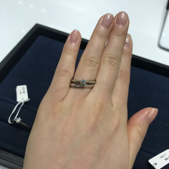 【4℃ BRIDAL(ヨンドシーブライダル)の口コミ】 一粒ダイヤモンドのとてもシンプルな指輪です。形も綺麗で、ダイヤに向か…