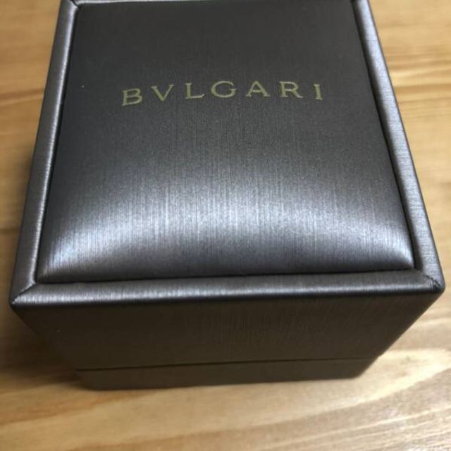 【ブルガリ(BVLGARI)の口コミ】 【指輪のデザイン】
スタンダードな中央にダイヤモンドがあるデザインなが…