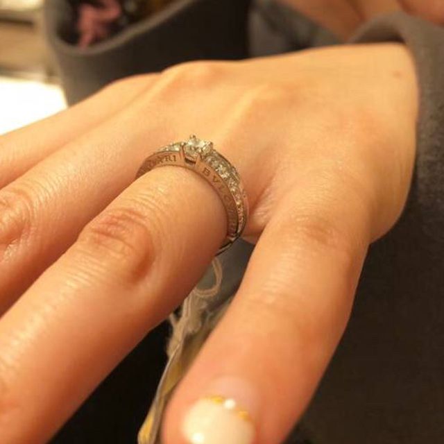 【ブルガリ(BVLGARI)の口コミ】 【指輪のデザイン】
スタンダードな中央にダイヤモンドがあるデザインなが…