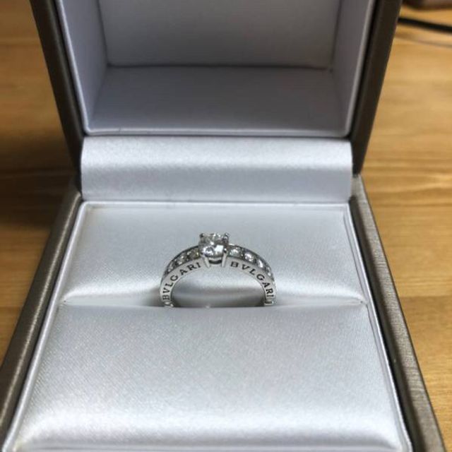 【ブルガリ(BVLGARI)の口コミ】 【指輪のデザイン】
スタンダードな中央にダイヤモンドがあるデザインなが…